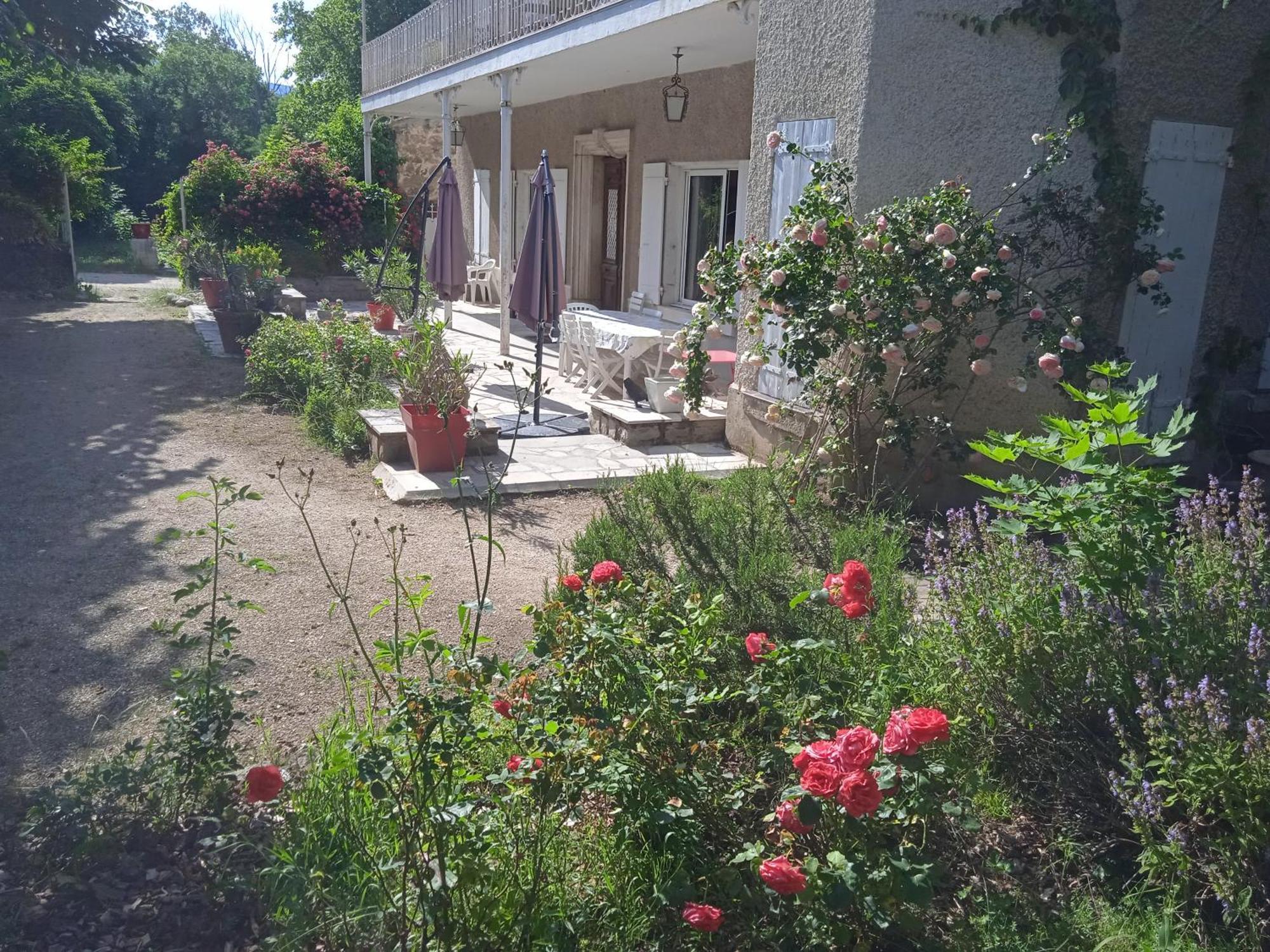Maison Calme Avec Piscine Entouree De Son Parc Quintenas Esterno foto
